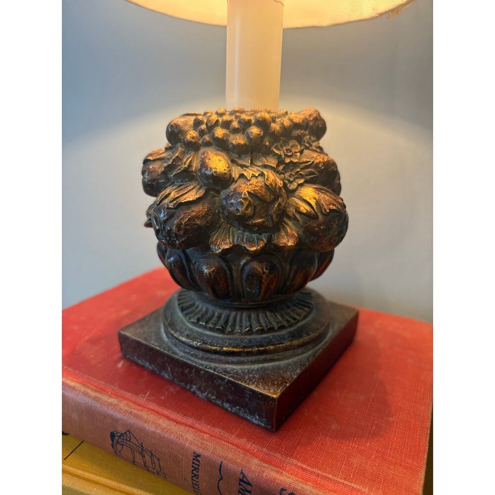 Vintage mid-century fruit and floral urn small table lamp - Picture 3 of 5